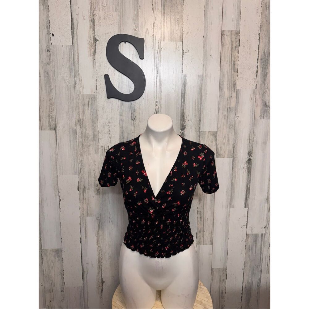 Caution to the Wind Black Red Floral Surplice V-Neck Smocked Crop Top Small